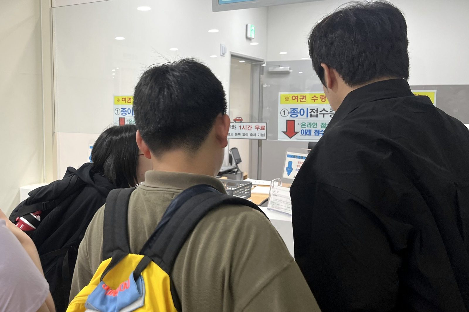 바깥 활동에서 함께 줄을 선 청소년들의 뒷모습